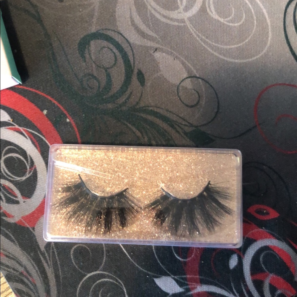 Lashes - Picture 8 of 11